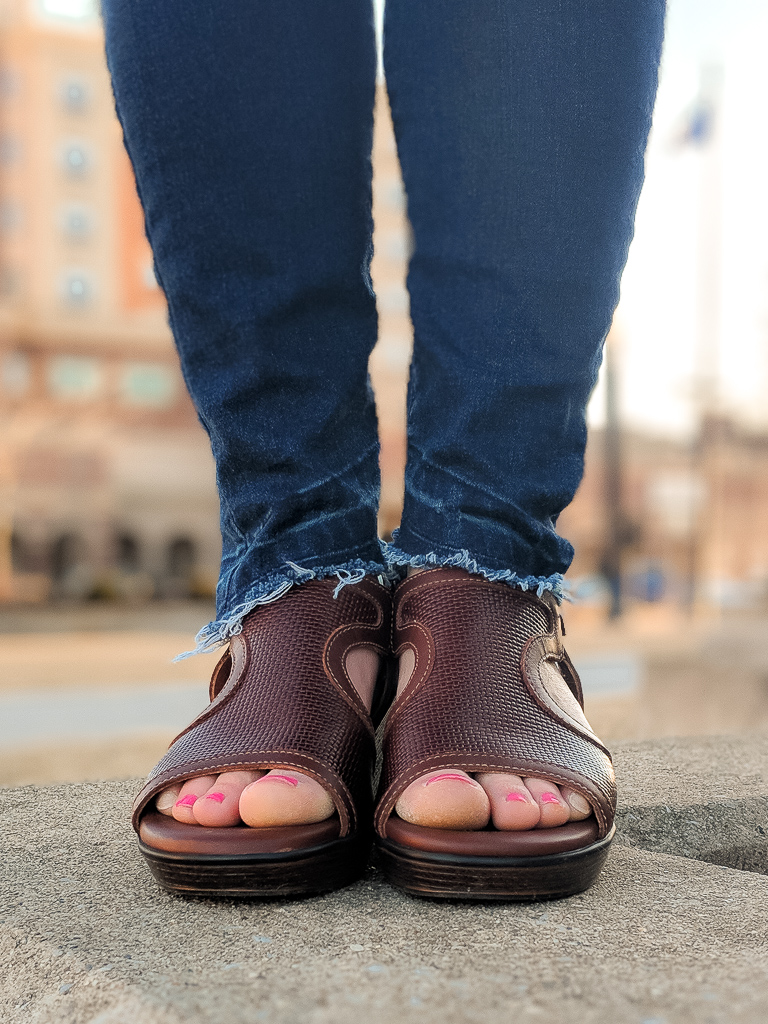 how to choose comfortable travel shoes