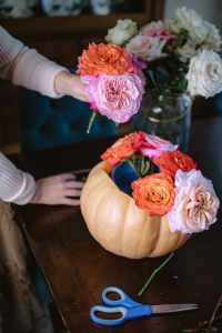 easy pumpkin and rose thanksgiving table arrangement