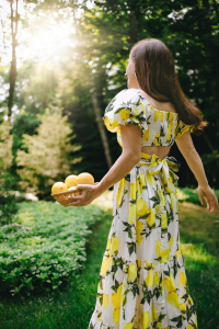 how to wear lemon print dresses